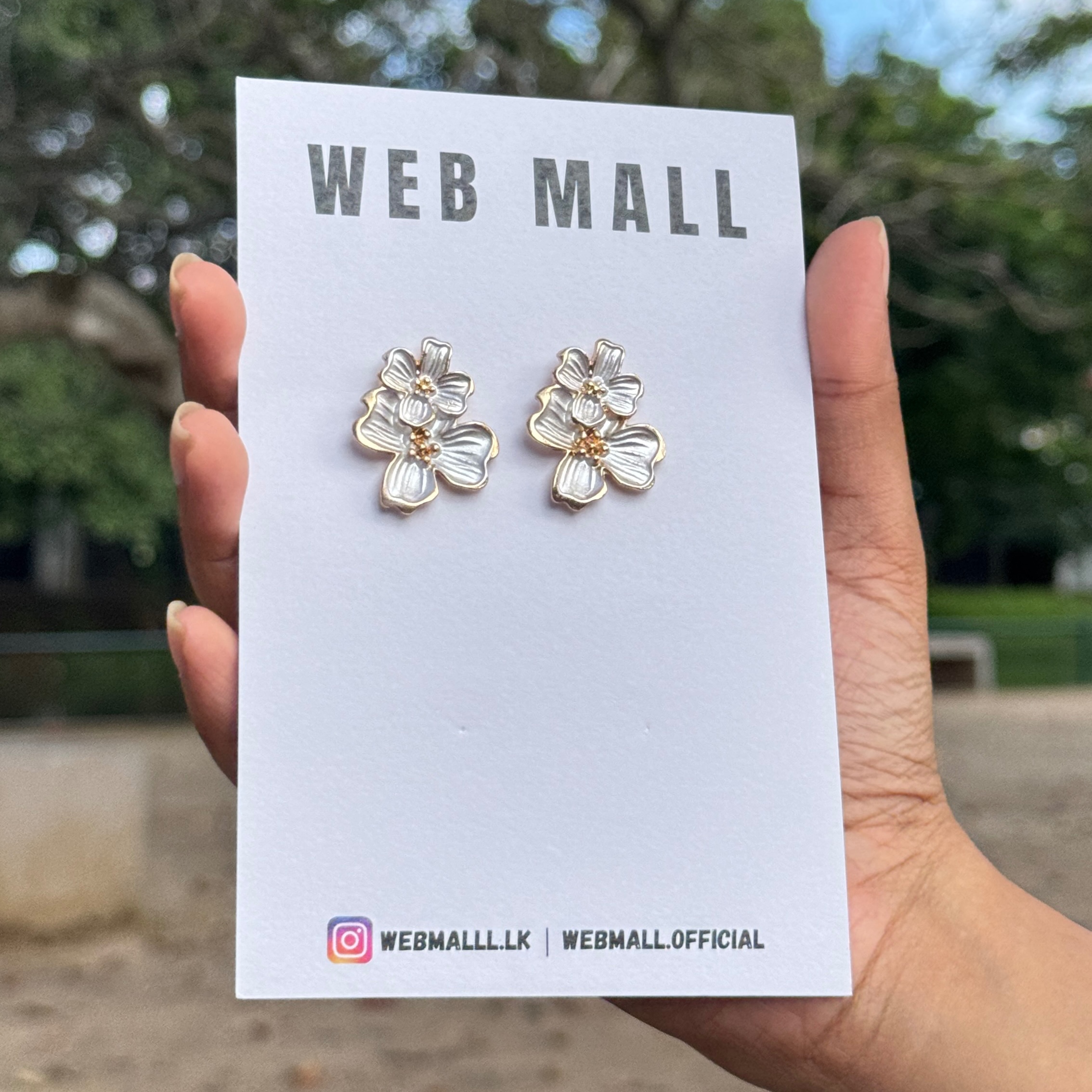 White Classy Flower Earrings 